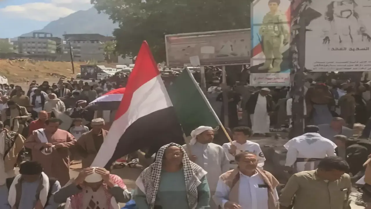 امتنان شعبي.. آلاف اليمنيين في تعز يرحبون بحزمة دعم سعودية بقيمة 1.3 مليار دولار